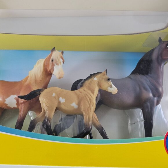 Breyer Wild Mustang Family Freedom Series 1:12 Scale TSC 2024 Horse - Picture 9 of 10